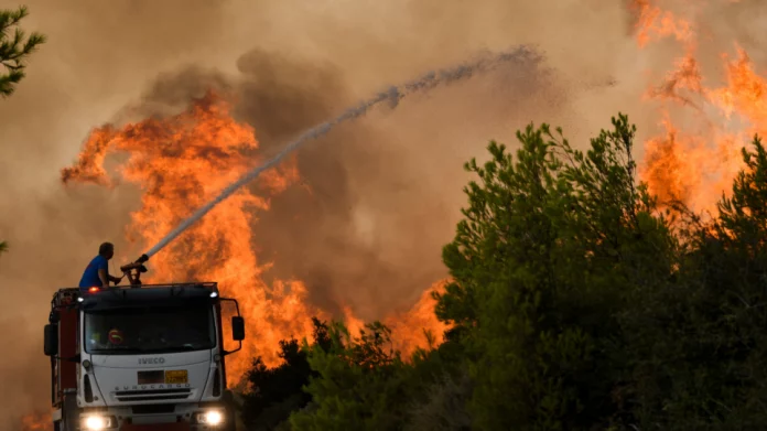 Oριοθετήθηκε η φωτιά που ξέσπασε στην Άνδρο
