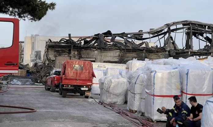 Κηφισιά: Τo επικρατέστερο σενάριο που προκάλεσε φωτιά στο εργοστάσιο – Η επόμενη ημέρα σε εικόνες