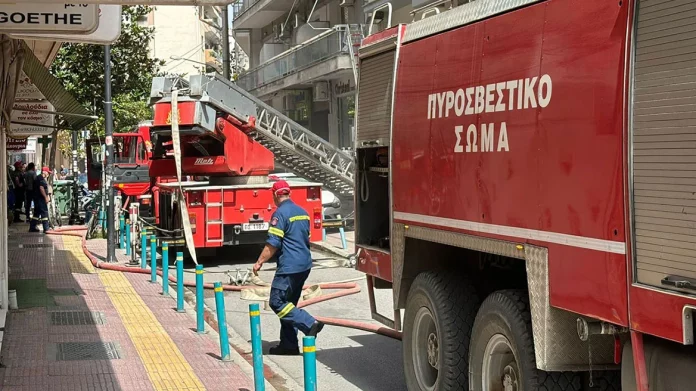 Λάρισα: Φωτιά σε διαμέρισμα στο κέντρο της πόλης – Ηλικιωμένη απεγκλωβίστηκε από μπαλκόνι – (VIDEO-ΦΩΤΟ)
