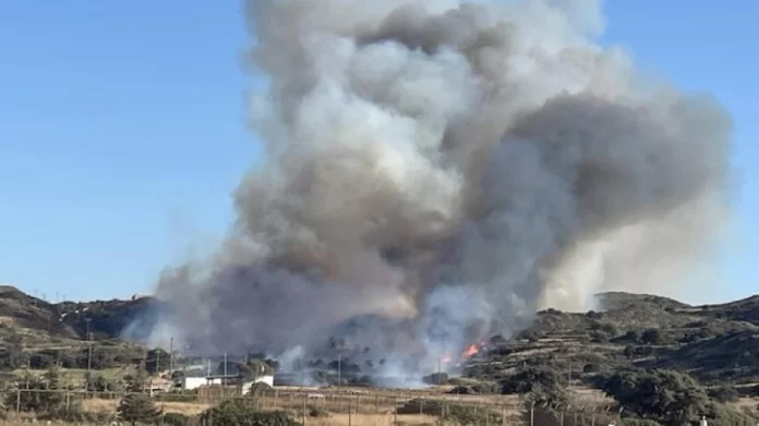 Μάχη για δεύτερη ημέρα με τη φωτιά στη Μήλο – Χωρίς ενεργό μέτωπο, ισχυρές επίγειες δυνάμεις στο νησί
