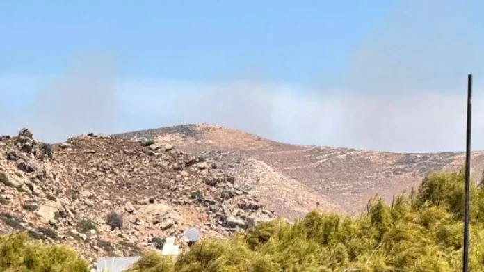 Φωτιά στη Νάξο – Σηκώθηκαν και εναέρια μέσα