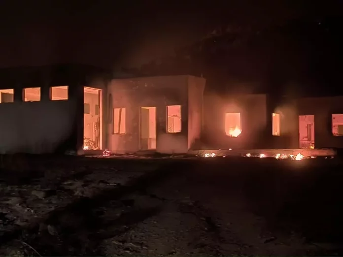 02.22′ – Φωτιά στη Σέριφο: Πύρινο μέτωπο 15 χιλιομέτρων – «Έχουν καεί σπίτια, αποθήκες, εξοχικά, εκκλησίες»