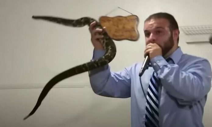 Ιεροκήρυκας έκανε σόου με κροταλίες μέχρι που κάτι πήγε πολύ στραβά… – (VIDEO)