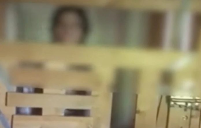 Καλαμάτα: Υπόθεση που θυμίζει “Κωσταλέξι” – 29χρονη ζει σε κλουβί μέσα στο σπίτι της οικογένειας