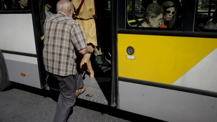 Πακιστανός έκανε άσεμνες χειρονομίες σε 17χρονη σε λεωφορείο του ΟΑΣΑ – Αντιστάθηκε κατά τη σύλληψή του