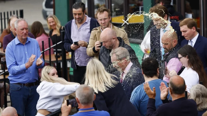 Βρετανία: Με μιλκσέικ «έλουσαν» τον Νάιτζελ Φάρατζ – (VIDEO)