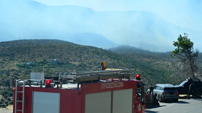 Φωτιά στην Πάρνηθα: Στη μάχη με τις φλόγες και 10 υδροφόρες της Περιφέρειας Αττικής