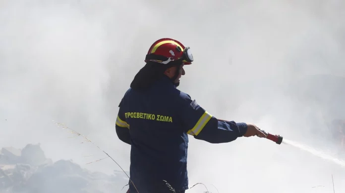 Φωτιά στην περιοχή Φανερωμένη στον Ασπρόπυργο