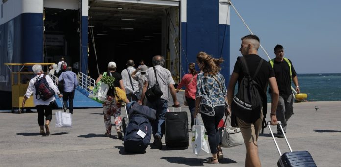 «Φωτιά» στις τιμές των ακτοπλοϊκών εισιτηρίων – Απλησίαστες για μία οικογένεια οι Κυκλάδες