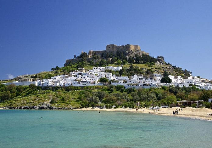 Χάος με Τούρκους τουρίστες στη Ρόδο: 300 άτομα έμειναν εκτός – Το πρόβλημα που δημιουργήθηκε