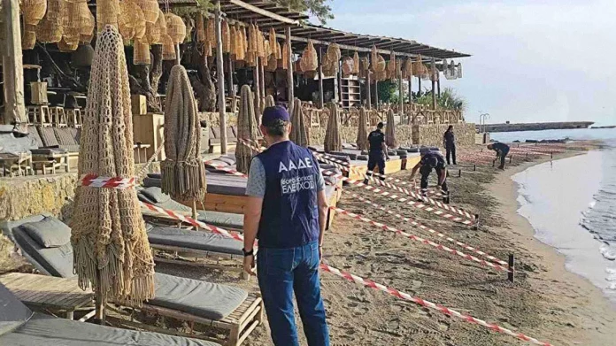 Ρόδος: Στο αυτόφωρο ο νόμιμος εκπρόσωπος του beach bar με τις ξαπλώστρες στη θάλασσα – Πρόστιμο 28.560 ευρώ