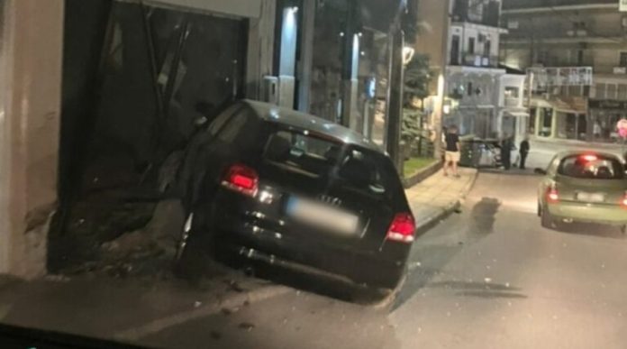 Καστοριά: Οδηγός αυτοκινήτου έχασε τον έλεγχο και κατέληξε σε κατάστημα