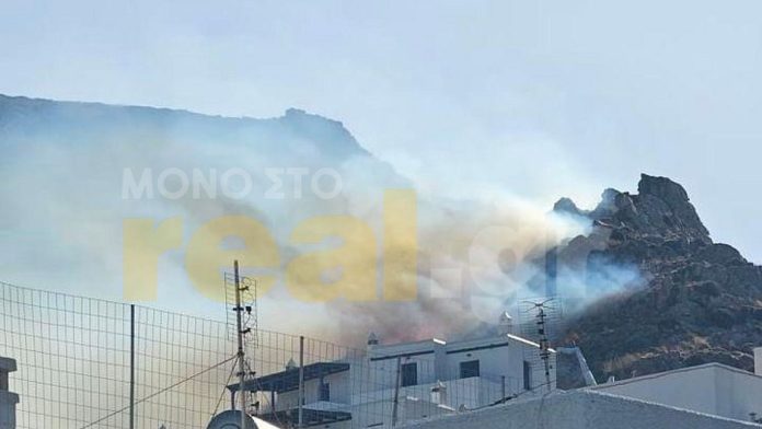 Σέριφος: Υπό μερικό έλεγχο η φωτιά – Κάηκαν σπίτια και εκκλησίες – (VIDEO)