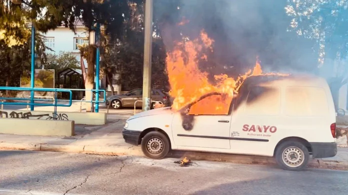 Φωτιά σε βαν επί της Λεωφόρου Κηφισίας – Μποτιλιάρισμα στο ρεύμα προς την Αθήνα – Δείτε βίντεο