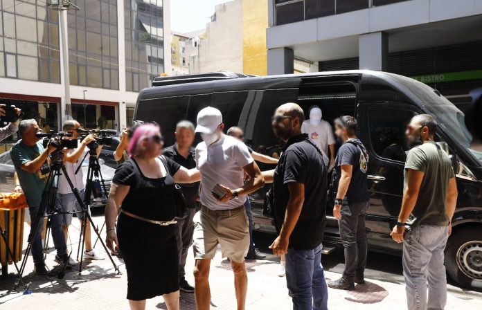 Ύδρα: Αρνούνται τις κατηγορίες οι 13 της θαλαμηγού – Απολογούνται την Τετάρτη για κακούργημα