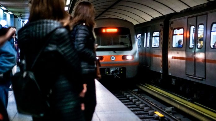 Εικόνες από το μετρό της… «Καμπούλ» (Αθήνας): Εκατοντάδες αλλοδαποί μουσουλμάνοι «τραγουδούν» στις κυλιόμενες σκάλες