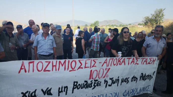 Πλημμυροπαθείς της Φαρκαδόνας έκλεισαν σήμερα συμβολικά την Ε.Ο. Τρικάλων -Λάρισας