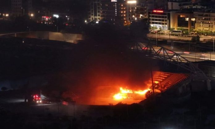 Συναγερμός στο Παλαιό Φάληρο: Μεγάλη φωτιά στην Ολυμπιακή εγκατάσταση του beach volley