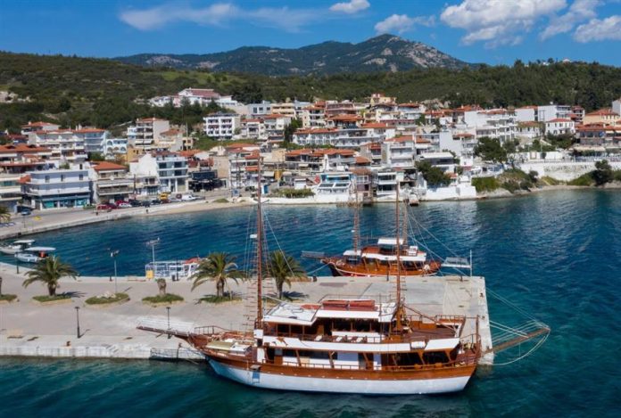 Αντιμέτωπη με μεγάλη έλλειψη νερού η Κασσάνδρα Χαλκιδικής: «100 κυβικά μέτρα την ώρα καταναλώνονται τα βράδια» – Πώς εξηγείται το πρόβλημα