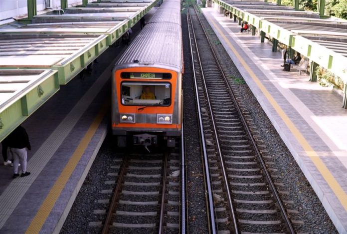 Ηλεκτρικός: Παραλίγο τραγωδία με συρμό – Παρέσυρε επιβάτη μέχρι το τέλος της αποβάθρας