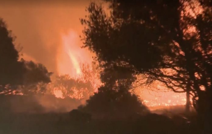 Φωτιά στην Εύβοια: Έκρηξη ανεμογεννήτριας παραλίγο να τραυματίσει πυροσβέστες