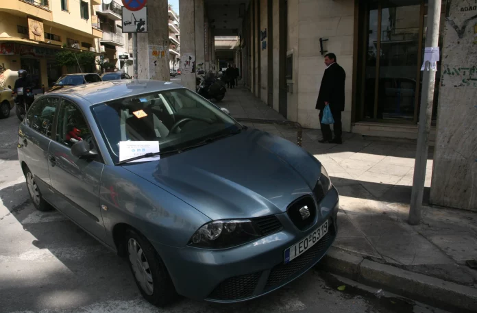 Βόλος: Ηλικιωμένη έριχνε οξύ σε αυτοκίνητα