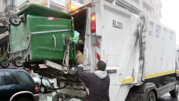 Τρίκαλα: Σοβαρό εργατικό ατύχημα – Υπάλληλος του Δήμου έπεσε από απορριμματοφόρο