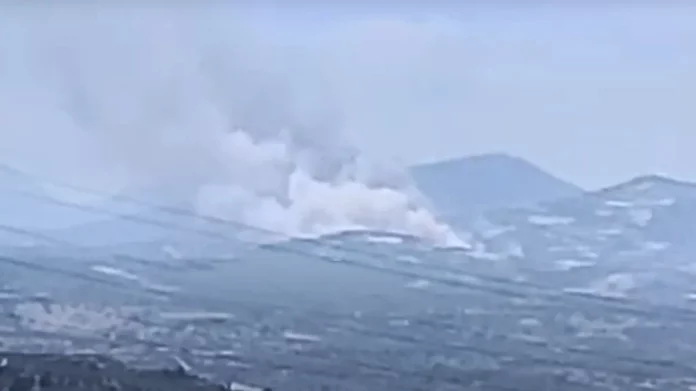 Φωτιά κοντά σε σπίτια στην Κορινθία – Επιχειρούν 11 αεροσκάφη, 5 ελικόπτερα, 60 πυροσβέστες
