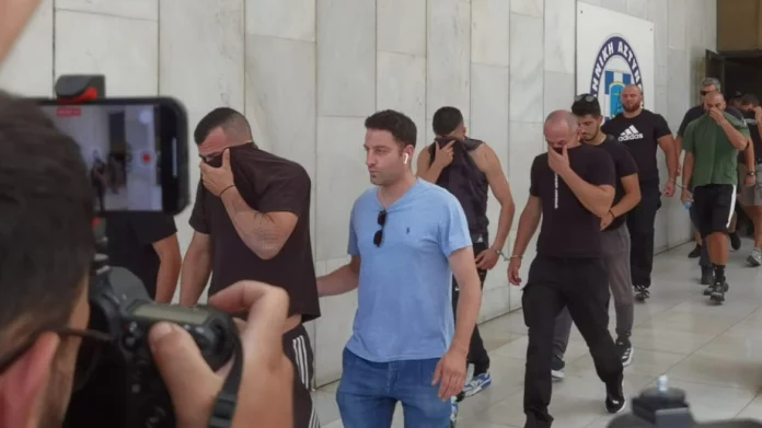 Δίωξη για πέντε κακουργήματα στους 74 συλληφθέντες για τους πυροβολισμούς έξω από το γήπεδο του Παναθηναϊκού – Εγκληματική οργάνωση και απόπειρα ανθρωποκτονίας