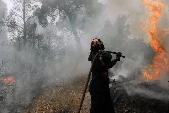 Υπό έλεγχο οι φωτιές σε Περιστερά Θεσσαλονίκη και Νέα Ρόδα Χαλκιδικής