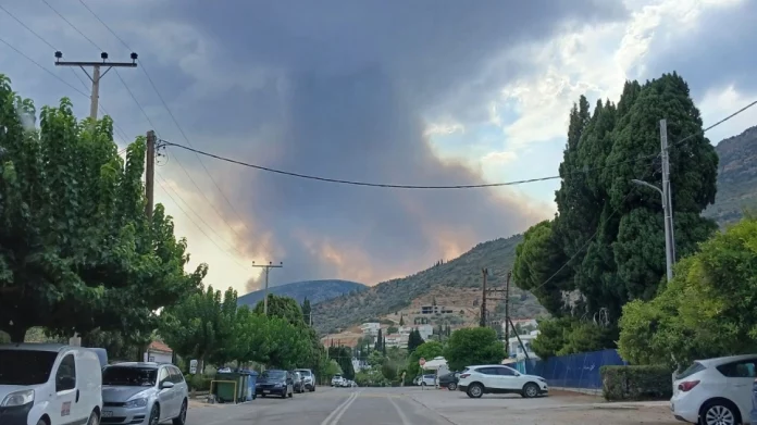 Φωτιά στη Φωκίδα – Εστάλη 112 για την εκκένωση του Μισόκαμπου