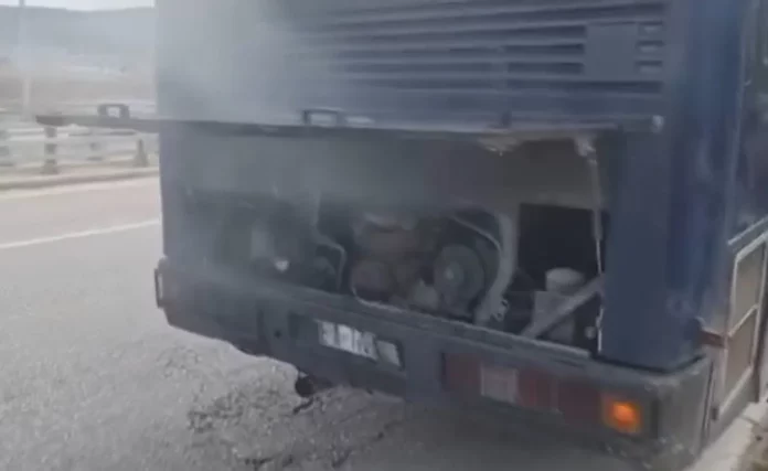 Θεσσαλονίκη: Κλούβα των ΜΑΤ παραλίγο να αρπάξει φωτιά (video)