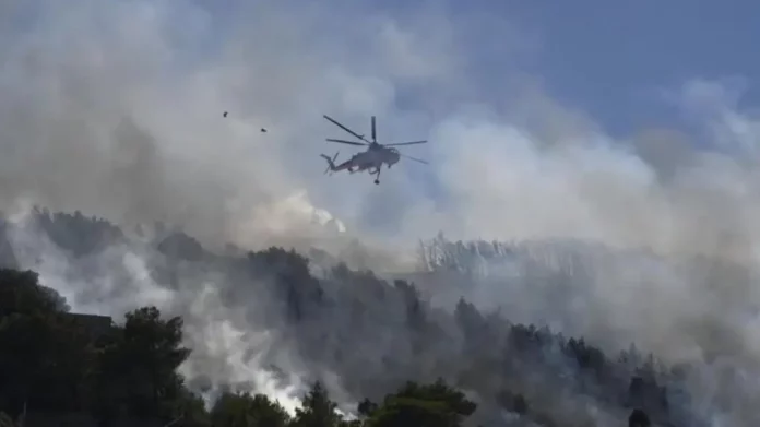 Σε εξέλιξη η φωτιά στο Παλαιόκαστρο Λάρισας – Σηκώθηκαν και εναέρια μέσα
