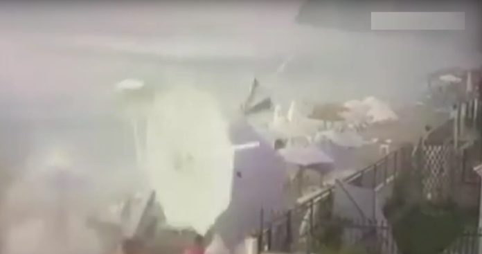 Χαλκιδική: Η στιγμή που ξαφνικό μπουρίνι ξηλώνει ομπρέλες σε beach bar