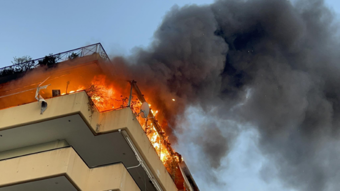 Στο νοσοκομείο πυροσβέστης που κατέρρευσε κατά την κατάσβεση της πυρκαγιάς σε πολυκατοικία του Πύργου