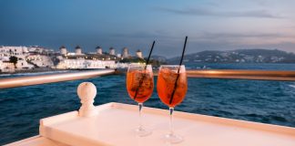 Πλήρωσαν… χρυσάφι τη Μύκονο – Τουρίστες καταγγέλλουν ότι τους χρέωσαν 815 ευρώ για δύο ποτά