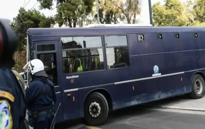 Θεσσαλονίκη: Αστυνομικοί στοιβάζονται σε κλούβες με χαλασμένα κλιματιστικά – Με στολές στους 41 βαθμούς! (ΦΩΤΟ)