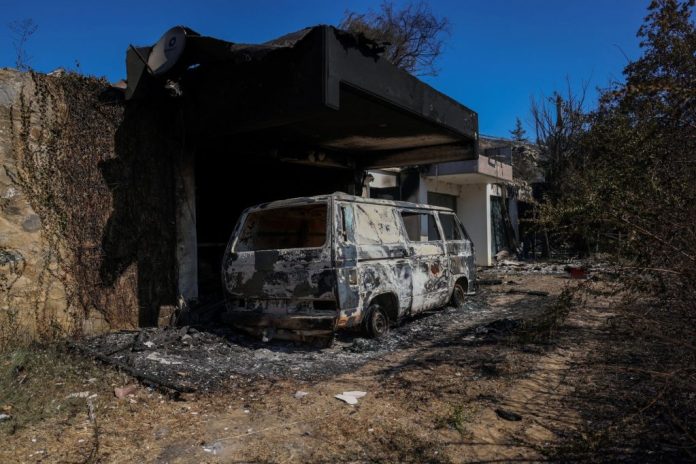 Φωτιά στην Αττική: “Καίγονται σπίτια όλα τα πυροσβεστικά έχουν εξαφανιστεί”, δηλώνει δημοτικός σύμβουλος του Βαρνάβα
