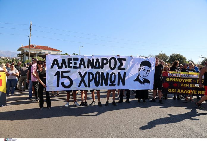 Χανιά: Συμβολικός αποκλεισμός διαμαρτυρίας της γέφυρας του ΒΟΑΚ για το τροχαίο με τους τρεις νεκρούς