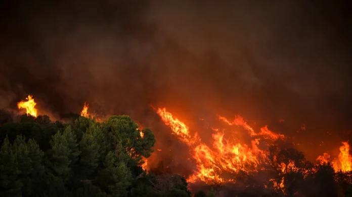 Μαίνεται η φωτιά στην Ανατολική Μάνη – (VIDEO)