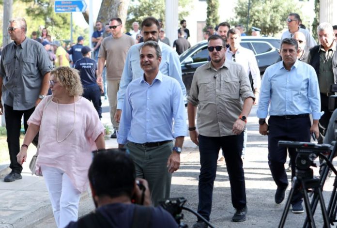 Στη σύσκεψη Μητσοτάκη στην αστυνομοκρατούμενη Πεντέλη, πολίτες γιούχαραν τον πρωθυπουργό – Αποχώρησε άρον άρον