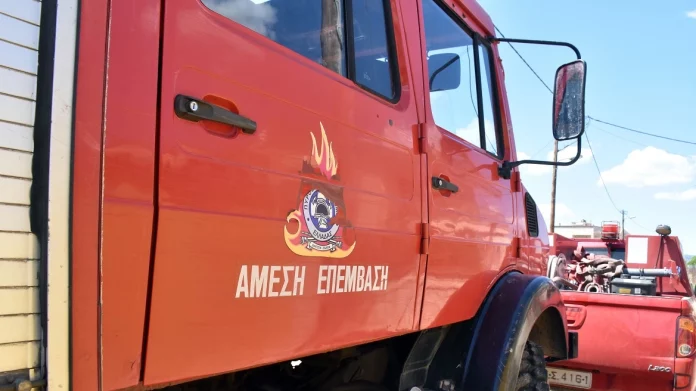 Υπό μερικό έλεγχο οι δύο φωτιές από κεραυνούς στα Καλύβια