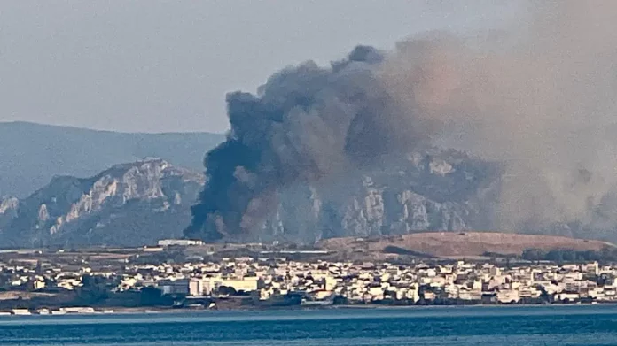 Φωτιά σε βιομηχανία κοντά στο πεδίο βολής στην Κόρινθο – Μήνυμα από το 112, δείτε βίντεο και φωτογραφίες