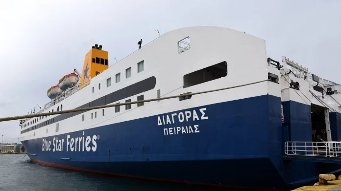 Ταλαιπωρία για 923 επιβάτες – Απαγορεύτηκε ο απόπλους του πλοίου Διαγόρας μετά την επακούμβηση στο λιμάνι της Καβάλας