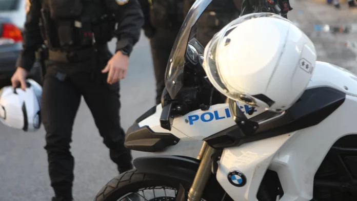 Θεσσαλονίκη: 15χρονος που το είχε σκάσει από ίδρυμα, χτύπησε 23χρονη, άρπαξε τον χρυσό σταυρό της και τον έδωσε ενέχυρο