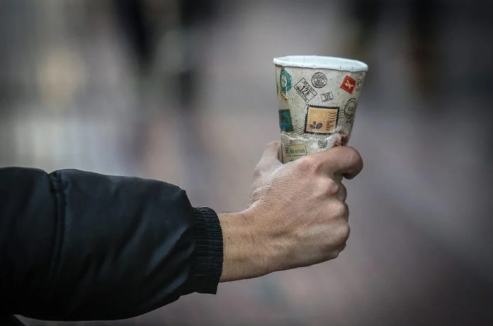 Θεσσαλονίκη: Χειροπέδες σε 65χρονη που έβαλε το 5,5 ετών εγγονάκι της να ζητιανεύει μαζί της έξω από σούπερ μάρκετ