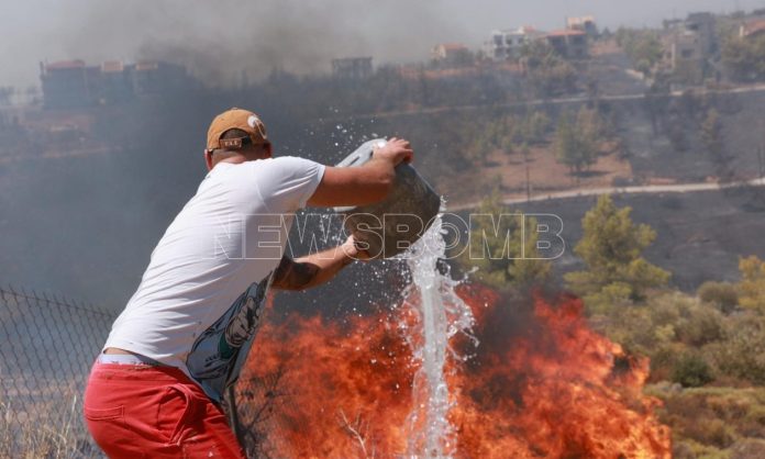Φωτιά στην Αττική – Συγκλονίζει κάτοικος στο Newsbomb.gr: «Πυκνοί μαύροι καπνοί» στη Διώνη