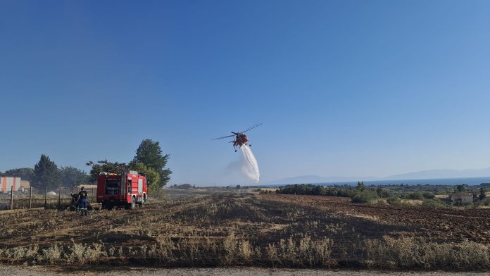 Θεσσαλονίκη: Πυρκαγιά στη Νέα Μηχανιώνα – Σηκώθηκε ελικόπτερο