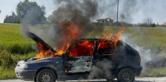 Ημαθία: Στις φλόγες αυτοκίνητο στην Αλεξάνδρεια