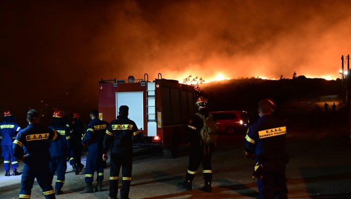 Φωτιά στην Αττική: Νέα καταγγελία για απουσία πυροσβεστικών μέσων στον Βαρνάβα (Video)